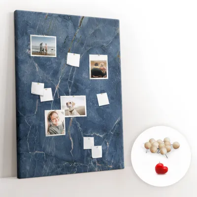Obrázek produktu pro Korková nástěnka s kolíčky - Tabule s kolíky pro fotografie a poznámky - 100x140 cm - Připínáčky dřevěné 100 kusů - Dekorativní mramor