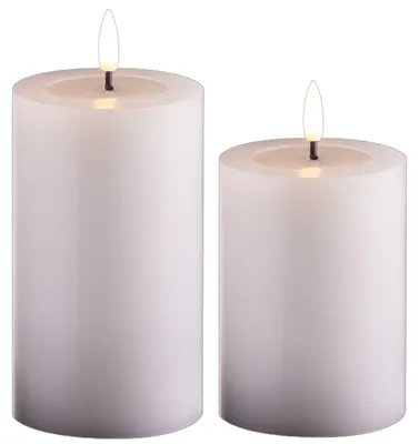 Obrázok produktu pre Sada 2 LED sviečok s efektom blikotajúceho plameňa, s povrchom imitujúcim skutočný vosk, biele, priemer 7,5 cm, výška 1 x 12,5 cm, 1 x 10 cm. LED sviečky s funkciou časovača, vyžadujú 2 batérie AA. LED sviečky s efektom skutočného vosku, teplá biela farba