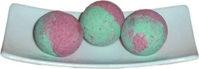 Produktbild von 3 Badepralinen ERDBEERE & RHABARBER Badezusatz