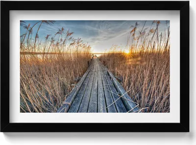Produktbild von Eine Holzstraße zwischen Leisten– Wandbild mit Rahmen – Gerahmtes Bild  – Wanddekoration – 30x20 cm –  Schwarz Rahmen