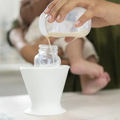 Obrázek produktu pro Ingenuity držák na kojeneckou láhev Bokee Soft White - silikonový, bez , hygienický