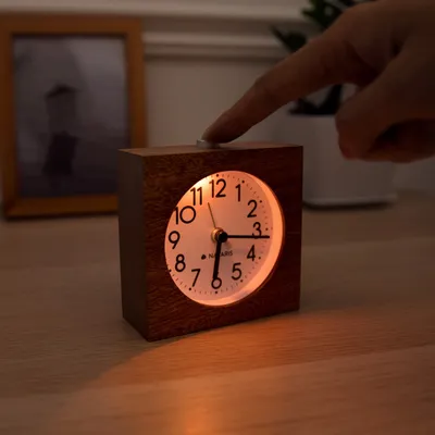 Produktbild von Navaris Analog Holz Wecker mit Snooze - Retro Uhr im Viereck Design mit Ziffernblatt Alarm - Leise Tischuhr ohne Ticken - Naturholz in Dunkelbraun