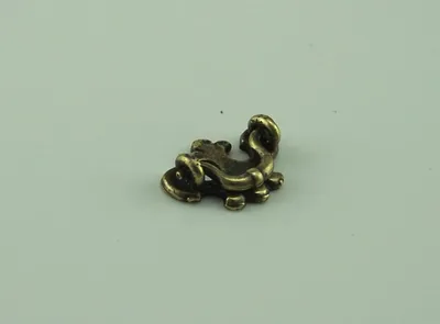 Produktbild von Mini-Möbelgriff aus Metall. Für Puppenstuben. Antikpatina. 1,4x1 cm