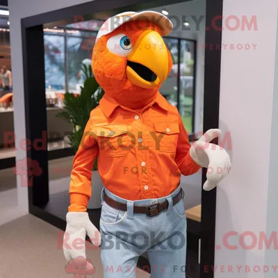 Produktbild von Maskottchen REDBROKOLY eines orangefarbenen Papageis gekleidet in Mom-Jeans und Gürtel