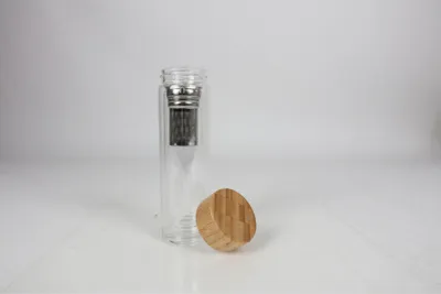 Produktbild von Glasflasche 350 ml mit Teesieb – doppelwandig, Bambusdeckel, für Tee & Infused Water