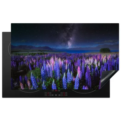 Produktbild von KitchenYeah© Herdabdeckplatte Blumen - Nacht - Lupine - Sternenhimmel - Lila - Natur , 85x52cm, Küche Deko, Glaskeramikkochfeld Herdabdeckung, Abdeckplatte fùr Kochfeld