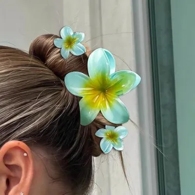 Produktbild von 3 Haarklammern im Blumen-Design in Blau und Grün, hawaiianische Plumeria-Haarspangen für den Strand, tropischer Haarschmuck für Damen