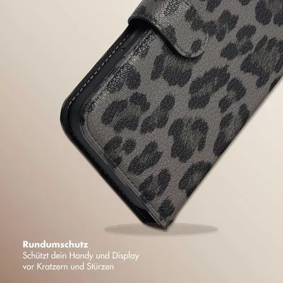 Produktbild von Selencia Sabi Klapphülle mit Leopardenmuster iPhone 16 - Midnight Black