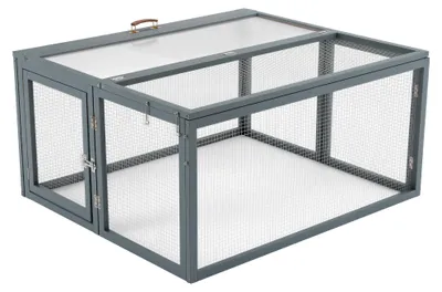 Imagen del producto de Jaula plegable para conejos, marca Wiltec, color gris, dimensiones 109 x 93 x 54 cm. Jaula para conejos fabricada en madera de pino con malla metálica, ideal para animales pequeños, con área de esparcimiento y asa para transporte
