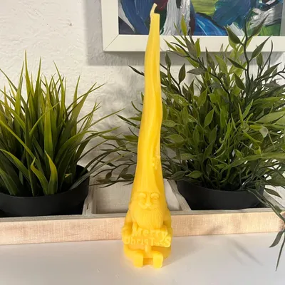 Produktbild von Bienenwachskerze Weihnachtsmann mit Schild als Hochkerze 20 cm mit mildem Honigduft handgegossen