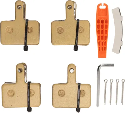 Productafbeelding van 4 paar fietsremblokken met installatietools, metalen uitvoering. Betrouwbare remblokken voor Shimano MT200, M355, M446, M315, M365, MT400, MT500