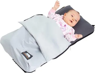 Produktbild von Famanu Reisebett für Babys mit Matratze - 2-in-1 - Stuhl und Bett - mit Tragetasche und Matratze - 75 x 45 x 6 cm