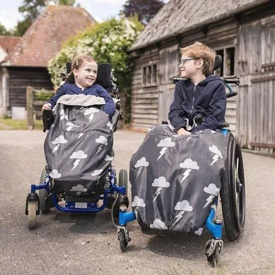 Produktbild von Famanu Rollstuhlbezug wasserfest - Universelle Passform für Rollstühle und Buggys