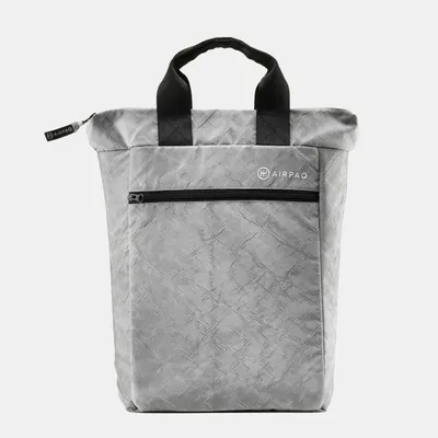 Produktbild von Rucksack Basiq Grau aus upgecycelten Airbags, regenfest, gepolstertes 16 Zoll Laptopfach, Seitenfach für 1L Flaschen, 42x28x14 cm