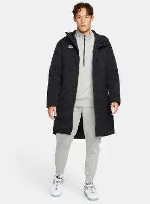 Produktbild von Nike M Nk Fc Lngr Sdln Filled Jkt Black/White/Reflective Sil M