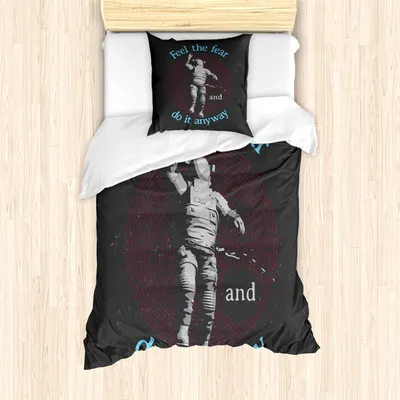 Produktbild von ABAKUHAUS Astronaut Mantele, gefährliche Astronaut, Milbensicher Allergiker geeignet mit Kissenbezügen, 135 cm x 200 cm - 80 x 80 cm, Schwarz, Grau, Rot