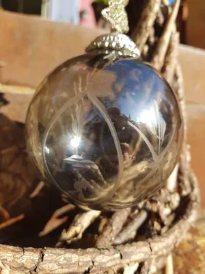 Produktbild von Christbaumkugel Yalena grau mit Tannenbaum Yalena - Streifen