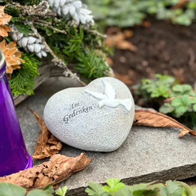 Produktbild von eberin · Gedenkherz Trauerherz Spruchherz · Grab Herz weiße Taube mit Spruch "Im Gedenken"