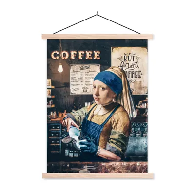 Produktbild von MuchoWow® Textilposter Cappuccino machen - Mädchen mit Perlenohrring - Kaffee - Barista - Vintage - Aber erster Kaffee 40x53 cm mit holzfarbenen Rahmen - Schlafzimmer