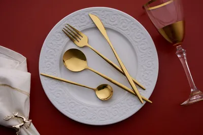 Produktbild von Hermia Concept, Hochwertiges Besteckset (24 Teile), 100% Edelstahl, Gold | 6 Esslöffel (20,5 x 4,6 cm), 6 Gabeln (21 x 2,3 cm), 6 Messer (22 x 1,5 cm), 6 Dessertlöffel (15,5 x 3,7 cm) | Spülmaschinen- und mikrowellengeeignet.