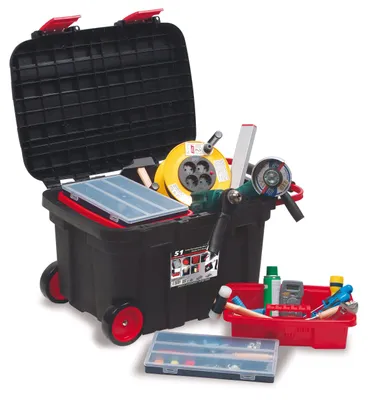 Image de Boîte à outils sur roulettes. Noire avec des loquets rouges, comprenant deux boîtes supplémentaires et deux séparateurs.