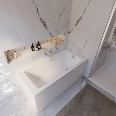 Bild einer modernen, weißen Badewannen in hellem Badezimmer mit einer seitlicheren Ansicht.