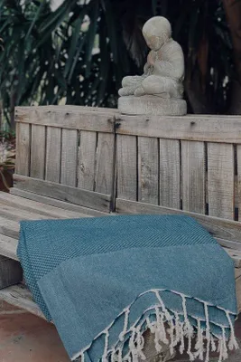 Imagen del producto de Unyqoos® Manta grande de algodón, 190x300 cm – Azul petróleo, textura de gofrado, flecos color crema. Manta para sofá y sillón fabricada con algodón reciclado