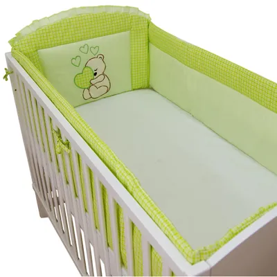 Produktbild von Babybett Nestchen & Bettumrandung WALLES für Bettchen in Größe 70x140 aus 100% Baumwolle bestickt mit einem Teddybär mit Herz Grün