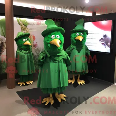 Produktbild von Maskottchenfigur REDBROKOLY eines waldgrünen Huhns mit Wickelrock und Hut