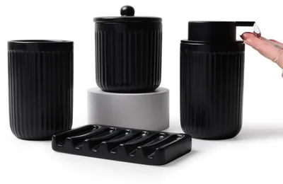 Immagine prodotto di Set da bagno in Vetroceramica, composto da 4 pezzi: dispenser per sapone, bicchiere per lo spazzolino, portasapone e contenitore per Cotone fioc, con decorazioni a righe nere