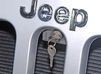 Zdjęcie produktu dla Zamek maski silnika ze stali nierdzewnej Jeep Wrangler JK