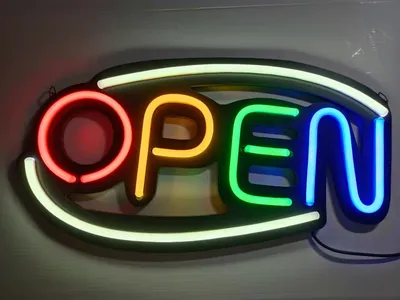 Produktbild von LED Schild OPEN 2, schwarz, 5 cm tief, für Innenraum-Montage, mit 2 Haken zum Aufhängen