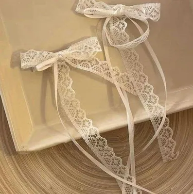 Image de Élégantes barrettes blanches pour femmes, à porter au quotidien