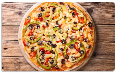 Produktbild von Wallario Frühstücksbrettchen aus Glas, je 14 x 23 cm, mit rutschfesten Füßen, Motiv Italienische Pizza mit Peperoni, Oliven. Paprika und Käse