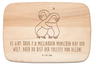 Produktbild von Mr. & Mrs. Panda Schneidebrett Holz Pinguine Kuscheln - Transparent - Geschenk, Holzbrett, vesperbrett, Frühstücksbrettchen, Frühstücksbrett, für Freundin, Hochzeitstag