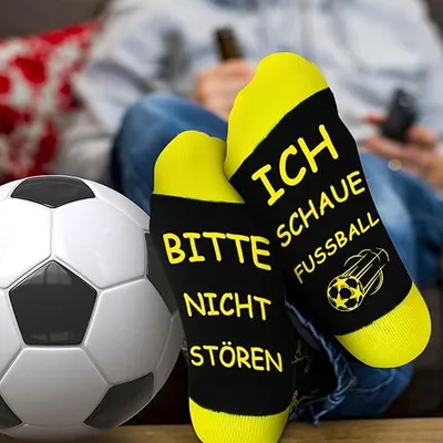 Produktbild von Lustige Socken „Bitte nicht stören – Ich schaue Fußball“ | Einheitsgröße EU 38–46 | Haussocken für Fußballfans, Geschenke für Männer, A0695Gelb