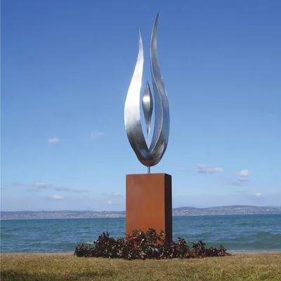 Produktbild von Casa Padrino Luxus Garten Deko Metall Skulptur mit Säule Silber / Rost H. 324 cm