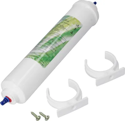A white water filter cartridge with a label and accompanying mounting hardware, including two plastic clips and two screws, isolated on a white background.