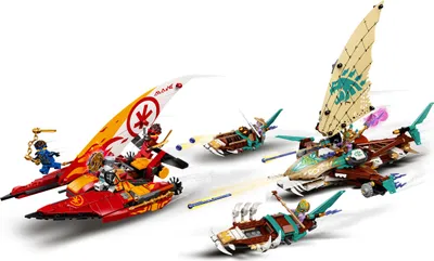 Produktbild von LEGO 71748 NINJAGO Duell der Katamarane Bauset mit 4 Spielzeugbooten Minifiguren