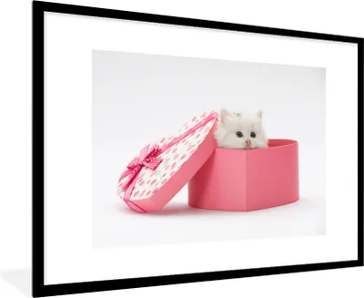Produktbild von MuchoWow® Gerahmtes Poster Eine Nahaufnahme eines Kätzchens aus einem Geschenk 90x60 cm - Poster mit Schwarzem Bilderrahmen Wandposter Rahmen Foto Bilder - Wanddekoration - Fotos