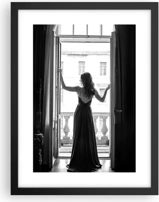 Produktbild von Gerahmtes Poster - Schwarzer Rahmen - Frau Fenster Balkon - 30x40 cm - Wand Bild - Wanddeko - Wandbilder - Kunstposter - Wandposter - Bilderrahmen - Bilder - Kunstdruck - P2BPA30x40-5162