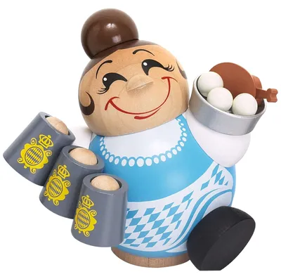 Eine fröhliche Holzfigur in traditioneller bayerischer Tracht hält drei Bierkrüge in der einen Hand und serviert mit der anderen Hand eine Schüssel mit Knödeln und Haxe während ihr Haar zu einem Dutt gebunden ist