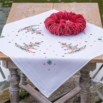 Obrázek produktu pro Obrus do vyšívání Vervaco "Jílek s ozdobami", vzor vytištěný, 80x80 cm