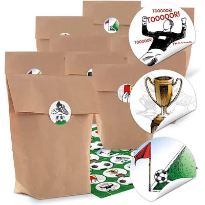 Produktbild von Logbuch-Verlag 12 Papiertüten 14 x 22 x 5,6 cm + Fußballklammer Aufkleber Mitgebsel Give-Away Kindergeburtstag Junge Fußballparty Fußball Deko Geschenk Fußballfans24 Tüten 16,5 x 26 cm mit Fußball Sticker rund