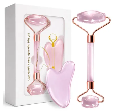 Produktbild von Set aus Gua Sha Stein und Gesichtsroller aus Rosenquarz, Massagegerät zur Hautstraffung und Schwellungsreduktion, Geschenkidee für Frauen zu besonderen Anlässen