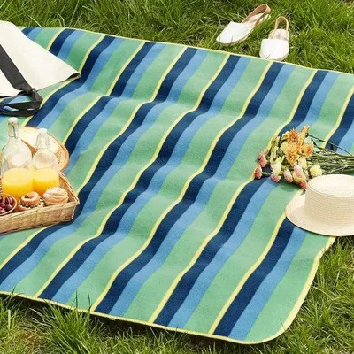 Produktbild von Famanu Reisedecke mit wasserdichter Unterseite - gestreiftes Design, 200 x 200 cm