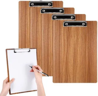 Productafbeelding van Unyqoos® Set van 4 A4-formaat klembordjes, gemaakt van MDF, afmetingen 31,5 x 22,5 cm, met metalen klem, intrekbare ophangoog en afgeronde hoeken
