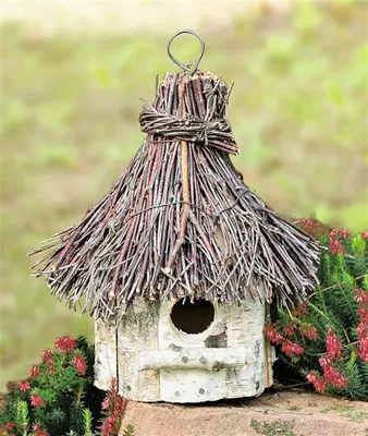 Produktbild von Vogelhaus "Birke" aus Holz, rund, Dach aus Reisig, Vogelhäuschen zum Aufhängen, Nistkasten, Balkon & Gartendeko für Draußen