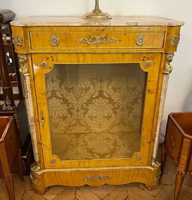Barock Vitrine mit Marmorplatte Vogelaugenahorn Creme Messing