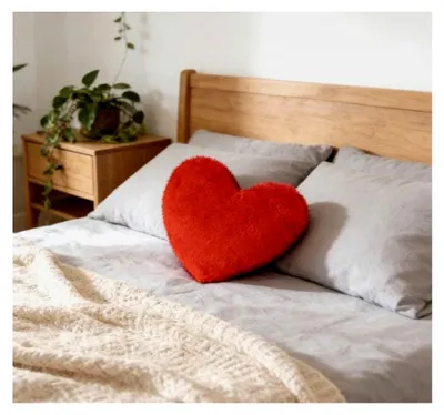 Produktbild von Herzkissen für den Valentinstag, Plüsch Kissen in Herzform, Dekoratives Kissen, Kuschelkissen für Wohnzimmer, Schlafzimmer und Bett, 36x46 cm